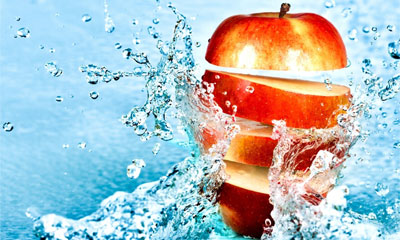 Скачать обои на рабочий стол: Капли воды на яблоке
