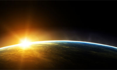 Скачать обои на рабочий стол: Восход солнца из космоса
