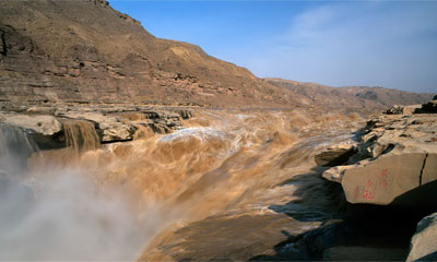 Скачать обои: Водопад в каньоне
