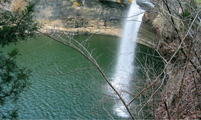 Скачать обои: Водопад в озере